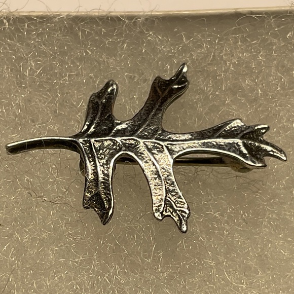 James Avery Jewelry - JAMES AVERY OAK LEAF PIN / BROOCH. 1 inch long